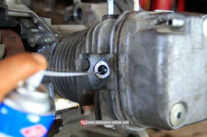 Jangan Sembarangan, Begini Cara Menggunakan Engine Cleaner di Mesin Motor