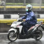 Jas Hujan Bocor Bikin Nyawa Pemotor Terancam, Fakta Diungkap Pakar Safety Riding