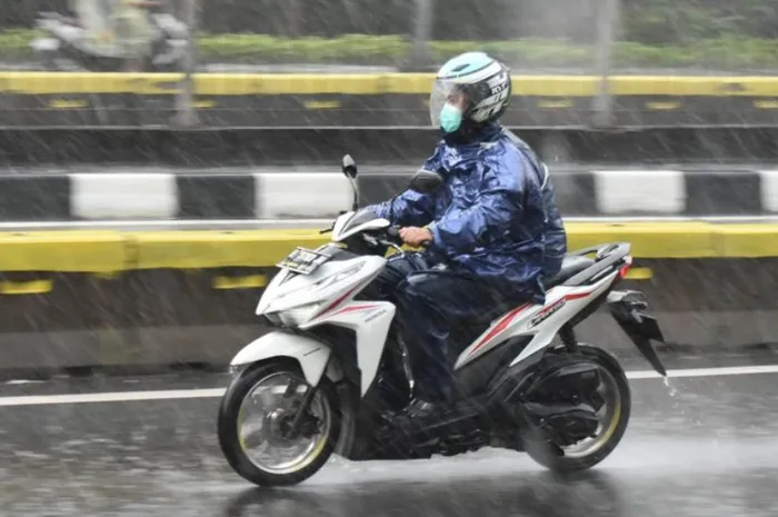 Jas Hujan Bocor Bikin Nyawa Pemotor Terancam, Fakta Diungkap Pakar Safety Riding