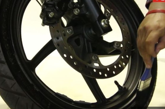 Produsen Ban Ungkap Fakta, Pemakaian Semir Bisa Merusak Ban Motor?